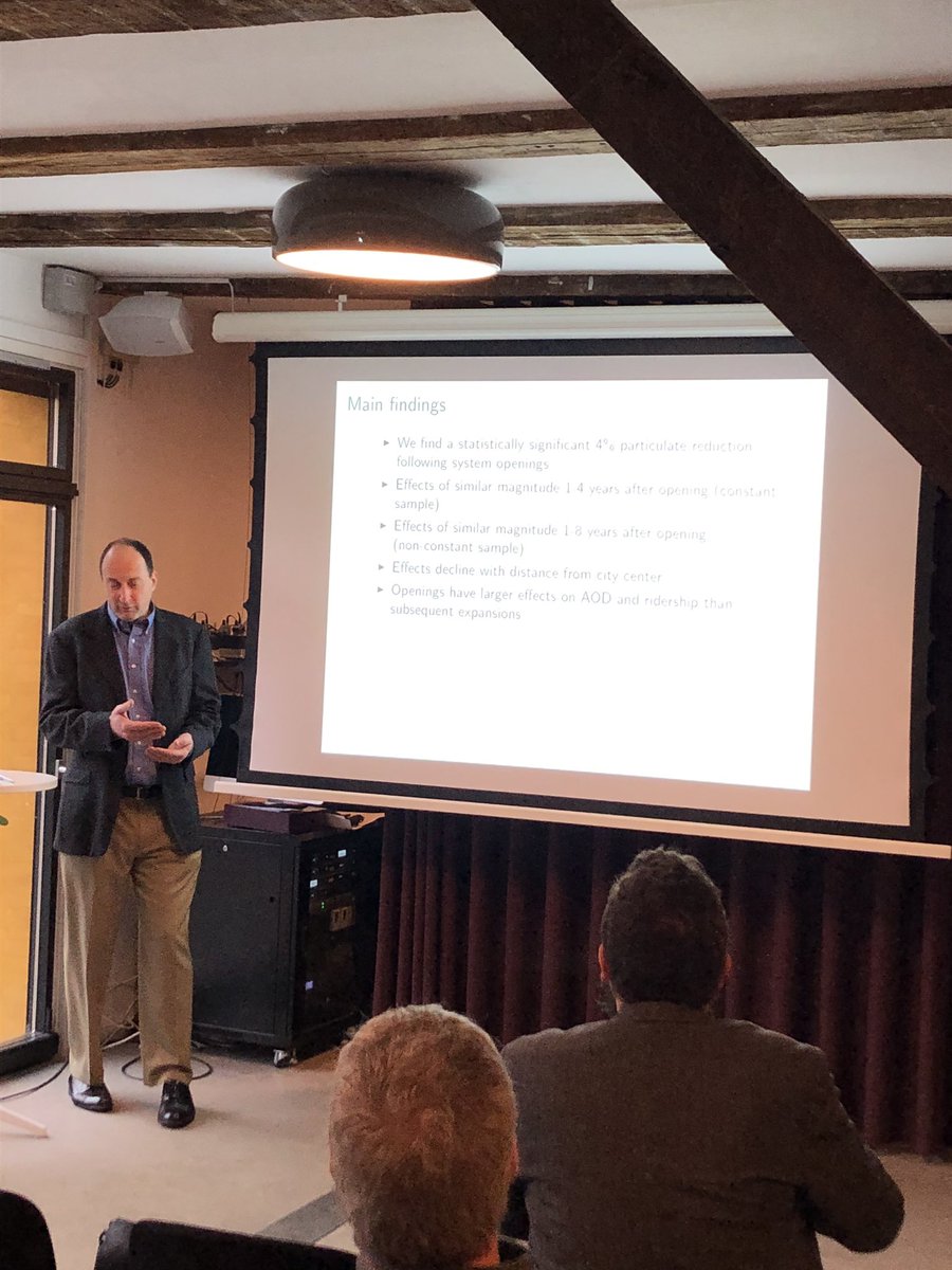 LarsPico's tweet photo. Prof Matt Turner fra @BrownUniversity præsenterer et studie af metroers effekt på luftforurening med data for alle metroåbninger i hele verden. Ret vildt! Han siger, metroer er ekstremt dyre (ofte 6-8usd per rider). Sænkning i forurening kan måske retfærdiggøre den udgift #dktrp https://t.co/rmLoeIDHrM