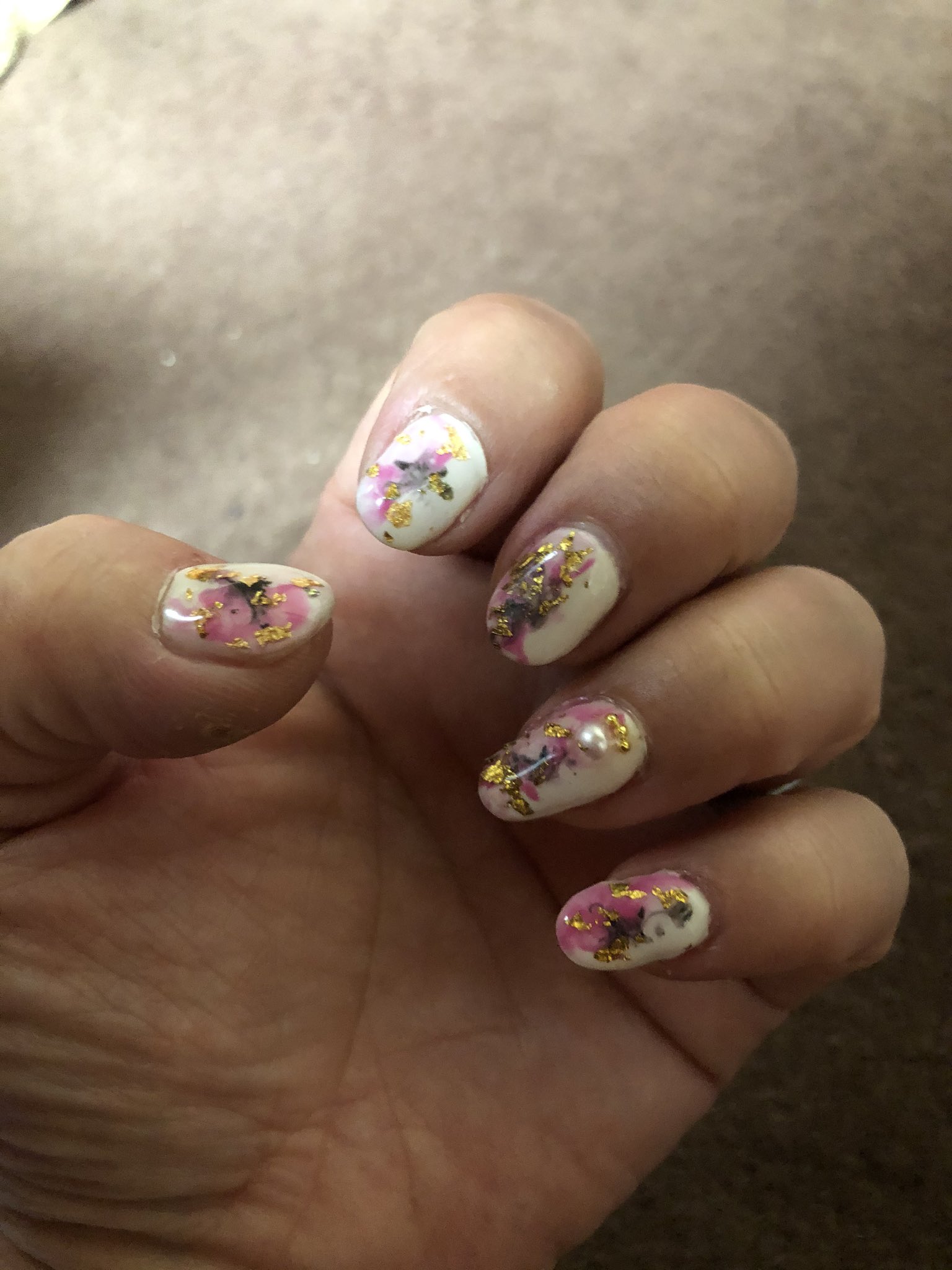 ルーン占術師 ににか 今週の開運ネイル バレンタインも近いって事で 恋愛運てんこ盛りの運気アップネイルです 恋愛 にはお金も必要って事で金運アップも盛り込んであります ネイル ジェルネイル 開運 開運ネイル バレンタイン 恋愛運 金運