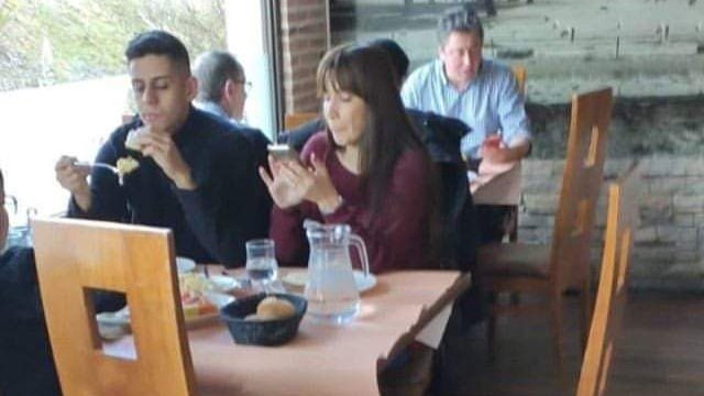 joey_black79's tweet photo. #LaIslaDeLasTentaciones5
#LaIslaDeLasTentaciones6
#PrayForChristofer
#chistopher comiendo tranquilamente y #fani riendose de como todo el mundo se ha tragado la historia a dia de hoy... 🤣🤣🤣🤣 https://t.co/Y10JTgtCK1