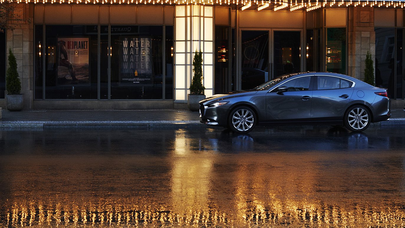 マツダ株式会社 今日は金曜日 週末は映画 という方もいらっしゃるのではないでしょうか 映画に登場するマツダ車を探すのが 私のささやかな楽しみです 実はあの ララランド にも 映画のなかのマツダ車 見つけたらぜひ教えてくださいね