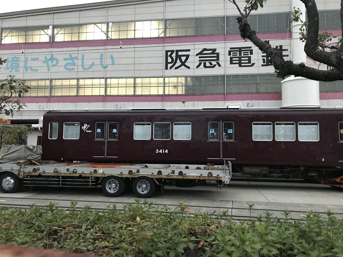 SNOOPY1T0K4's tweet photo. 阪急正雀工場裏、廃車陸送。C#3414(中間改造)、奥は5300系の中間パンタ車?(車番は分かりません🙇♂️) #阪急電鉄 #阪急電車 #阪急正雀 #3314f #阪急廃車 #3300系 #5300系 https://t.co/6dhPjHImH2