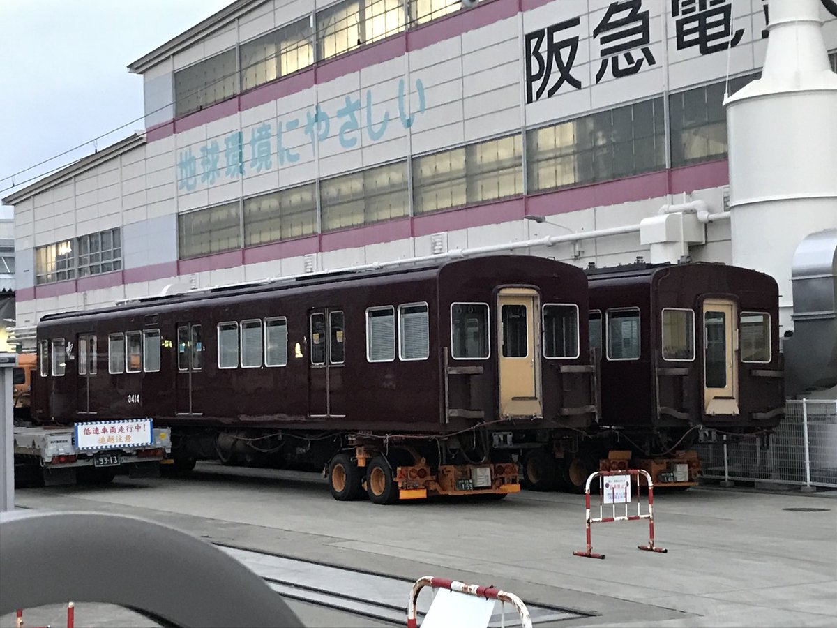 SNOOPY1T0K4's tweet photo. 阪急正雀工場裏、廃車陸送。C#3414(中間改造)、奥は5300系の中間パンタ車?(車番は分かりません🙇♂️) #阪急電鉄 #阪急電車 #阪急正雀 #3314f #阪急廃車 #3300系 #5300系 https://t.co/6dhPjHImH2
