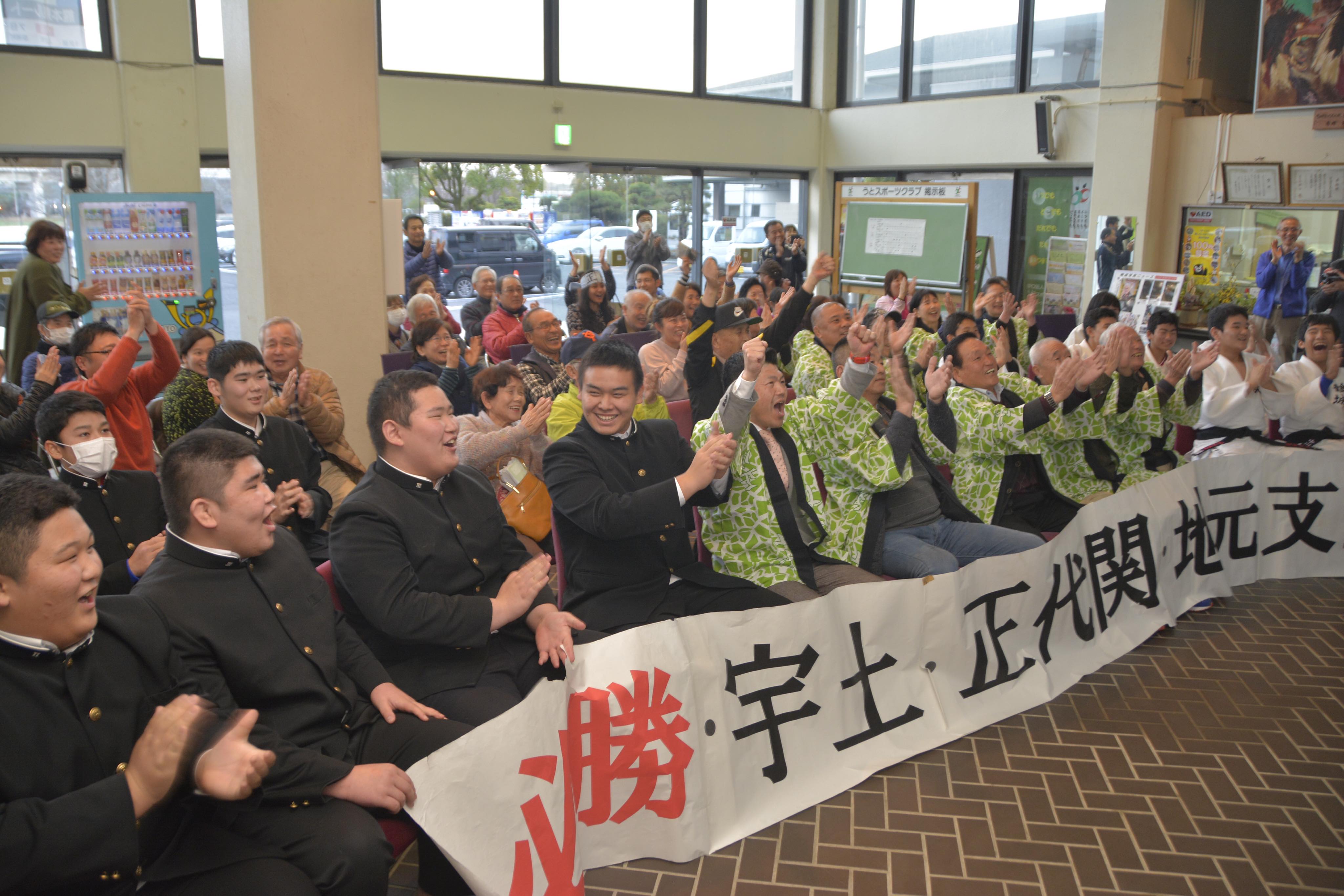 熊本日日新聞社 ショーダイ ショーダイ の大コール 故郷 熊本県 宇土市 のpv 盛り上がりは日に日に増す一方です 正代 文句なしの快勝で１敗キープ 今夜も宇土の空に花火上がります 写真は23日夜 今朝の熊日の見出し 正代 土俵際の鬼だ 明日の