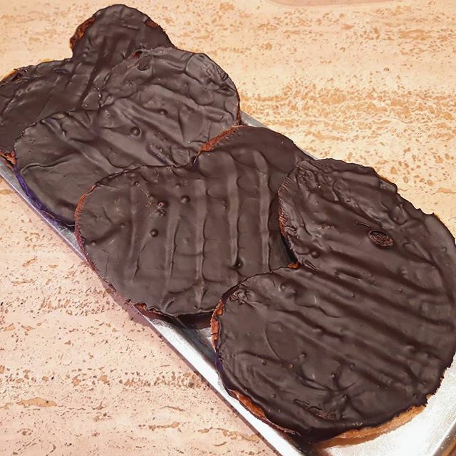Com en dieu, PALMERES o ORELLES? 😋 amb xocolata et donaràn energia per estona 😊
Encarrega aquí: 977600457
#bondia des de la bomboneria !

ift.tt/2sEvbcD
calestaronges.com

#pastís #pastisseria #love #xocolateria #bomboneria #regals #mel… ift.tt/3aGPx5Y