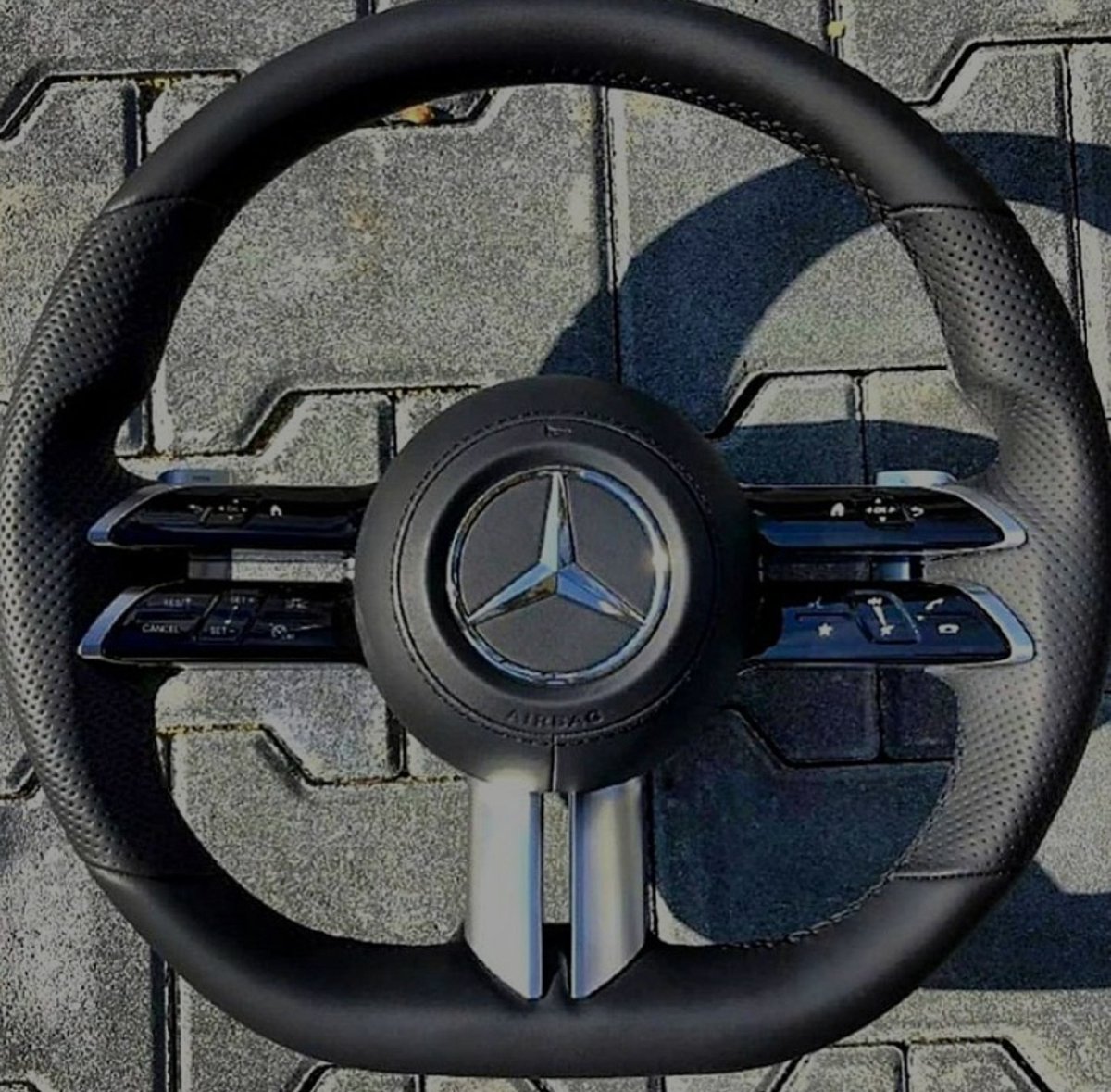 Benzlover_ng's tweet photo. The Facelifted version of the Eclass is already on the way! 
Looks like it'll be adopting the grille style like that of the CLS and newer models. Plus there's a new steering wheel, swipe swipe, tell us what you think about it! 
#BenzLover #MercedesBenz #Eclass https://t.co/9V6vSr2x10