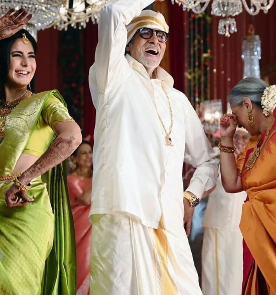 MoRePrcom's tweet photo. Our hearts are melting at these BTS moments of @SrBachchan and #JayaBachchan on set with #KatrinaKaif and #Nagarjuna

We can't wait for this adv any more😍
#AmitabhBachchan https://t.co/F5Goq11Owu