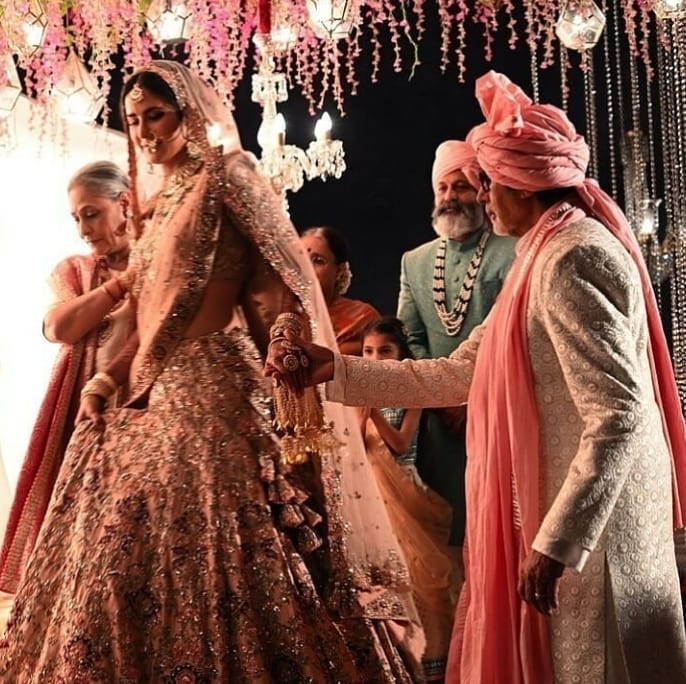 MoRePrcom's tweet photo. Our hearts are melting at these BTS moments of @SrBachchan and #JayaBachchan on set with #KatrinaKaif and #Nagarjuna

We can't wait for this adv any more😍
#AmitabhBachchan https://t.co/F5Goq11Owu