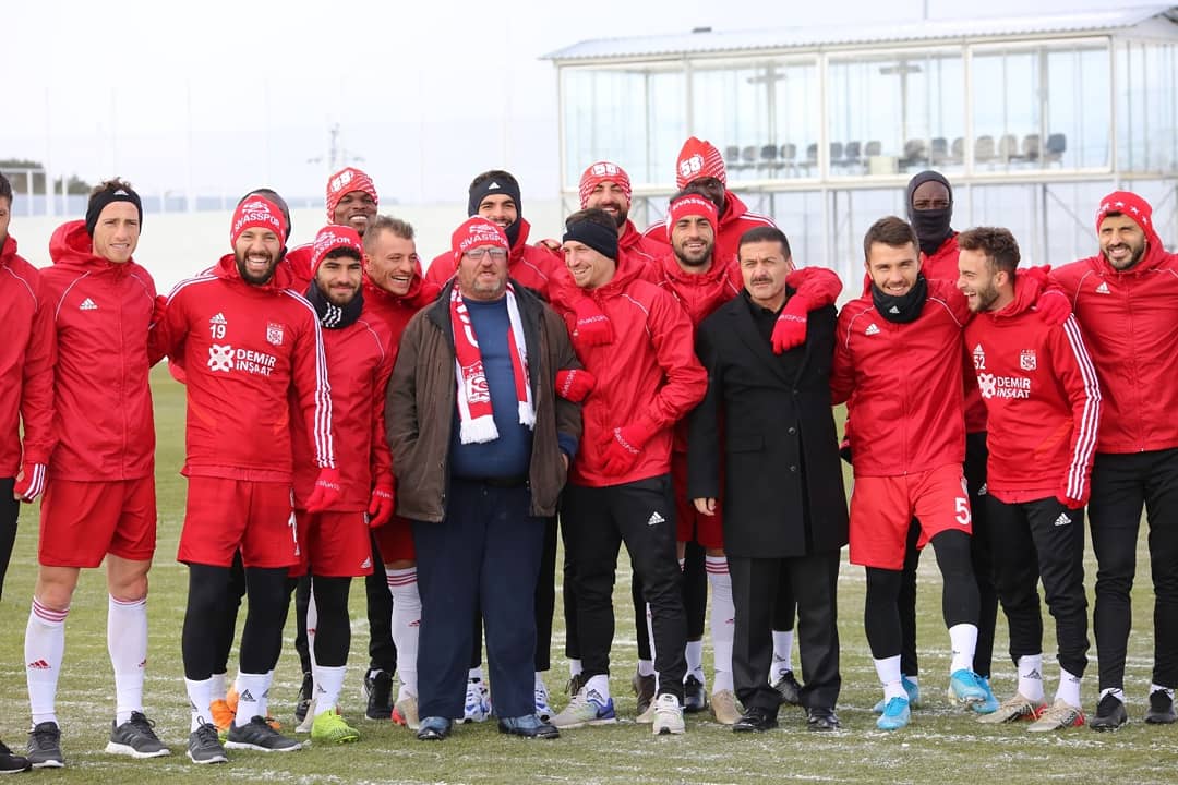 Sivasspor's tweet photo. Beşiktaş galibiyetinin ardından kentte sokaklara dökülen taraftarlar arasındaki görüntüsü ve kente özgü şivesiyle söylediği, 'Sabaha kadar buradayız' sözleriyle sosyal medyada fenomen olan Ahmet Yaşin, antrenmanımızı ziyaret ederek teknik heyetimiz ve sporcularımızla tanıştı. https://t.co/VO6tsMws1w