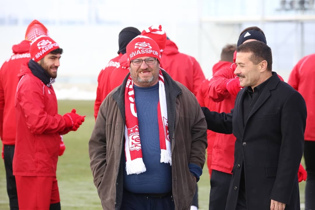 Sivasspor's tweet photo. Beşiktaş galibiyetinin ardından kentte sokaklara dökülen taraftarlar arasındaki görüntüsü ve kente özgü şivesiyle söylediği, 'Sabaha kadar buradayız' sözleriyle sosyal medyada fenomen olan Ahmet Yaşin, antrenmanımızı ziyaret ederek teknik heyetimiz ve sporcularımızla tanıştı. https://t.co/VO6tsMws1w