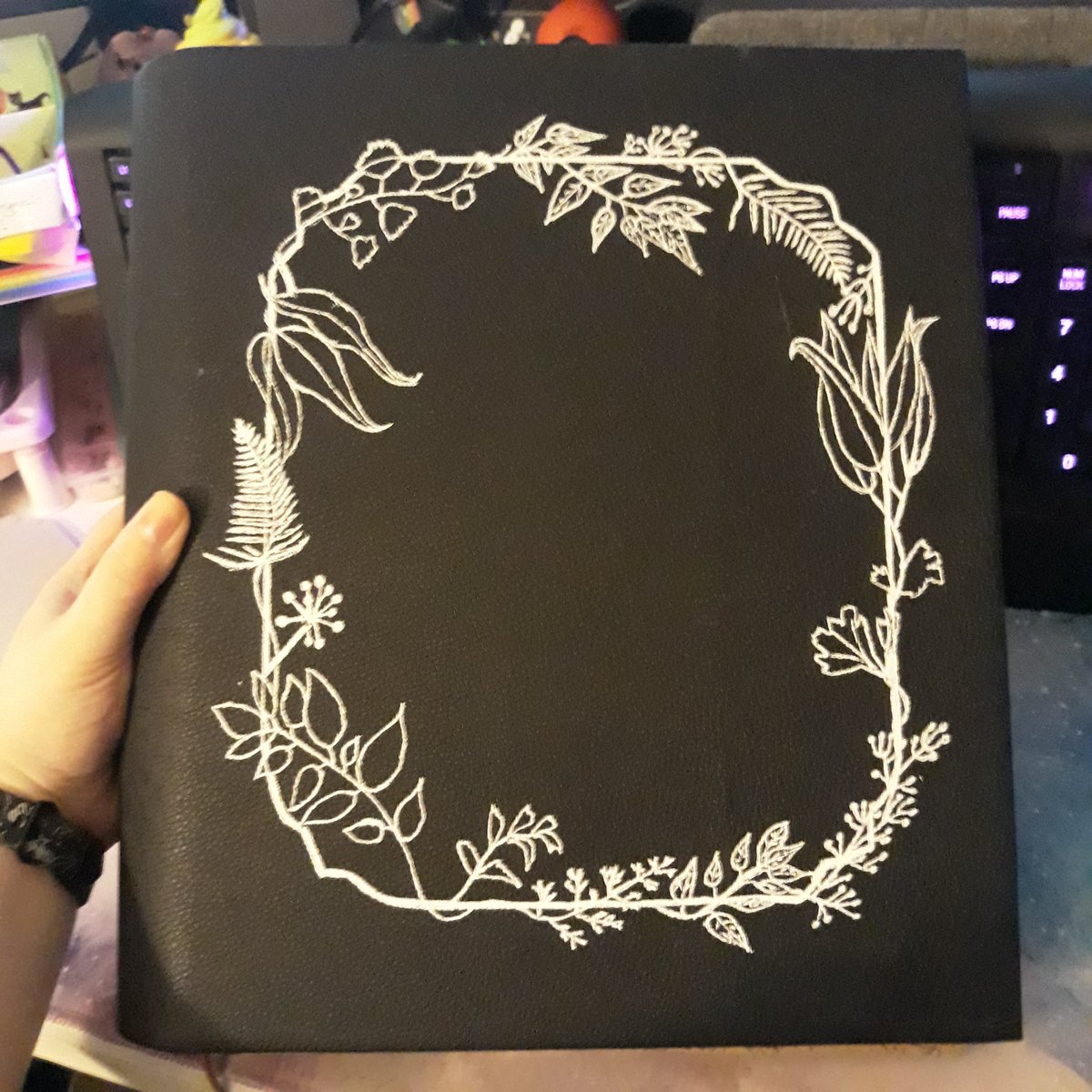 Pandeimonium's tweet photo. Continuing on with the binding work this year, but took on the challenge of covering a pre-made folder/binder.
I am semi in love with the white plant designs on this one. I had intended to paint over it, but might leave it as is.

#Bookbinding #Plants #Design #DisabledArtist #Art https://t.co/y0eB58mOyX