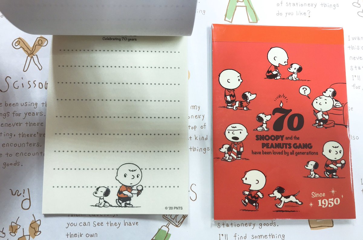 B Stock 相模大野店 皆さんご存知ですか あの人気キャラクター スヌーピー が今年で70周年を迎えるんです そんなスヌーピーの生誕を祝って クツワ から70周年限定の メモ帳 が入荷しました 今のスヌーピーと顔が違うけれど どっちのスヌーピー