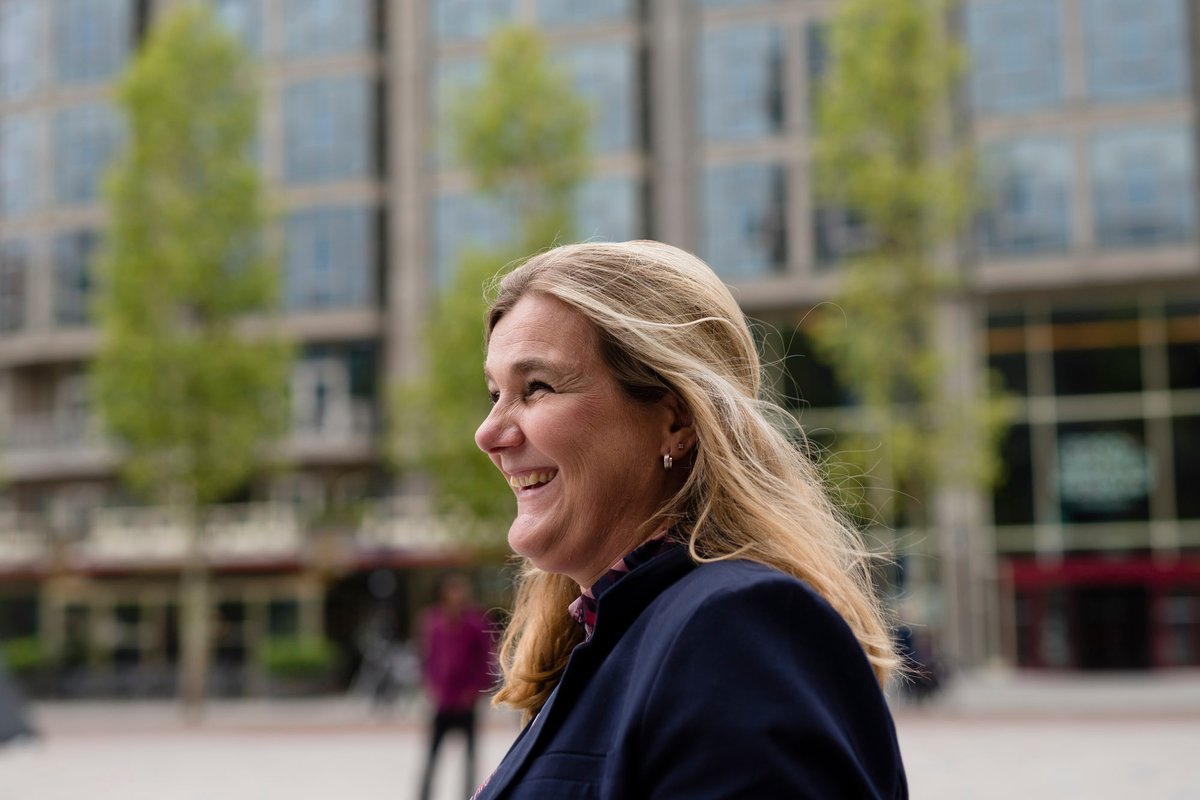 Onze spin in het web. Madelon heeft hart voor ons kantoor, onze klanten en haar agenda. Als eerste aanspreekpunt is het daarbij ook erg prettig dat zij maar liefst vier talen spreekt: Nederlands, Frans, Duits én Engels! Zo kunnen wij echt iedereen te woord staan.