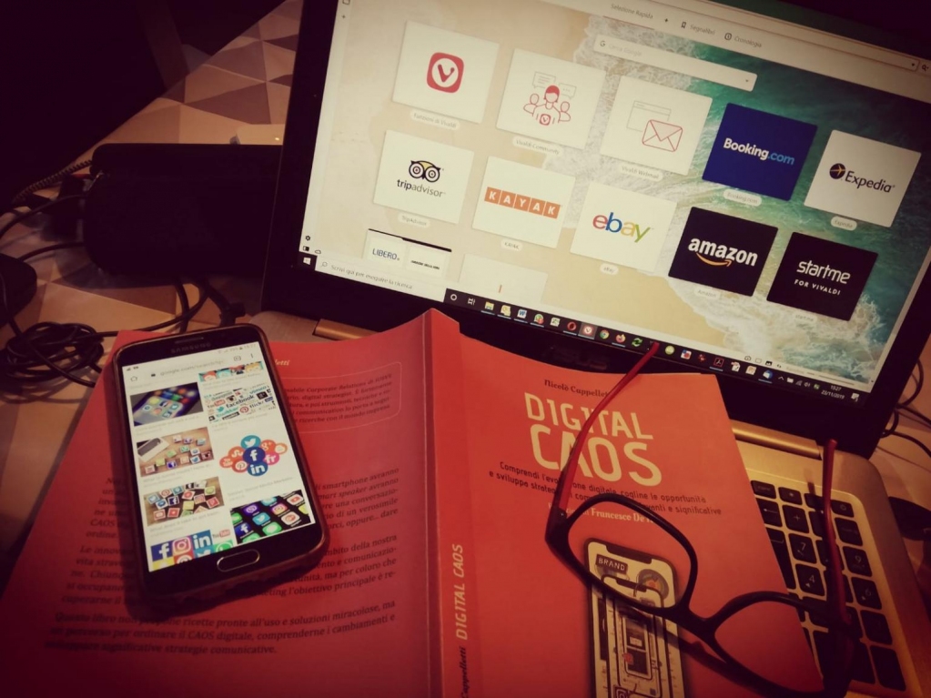 DarioFlaccovio's tweet photo. Nel mondo #digitale tutto si evolve. Comprendere i cambiamenti, contestualizzarli e riadattare costantemente le proprie #strategie di #comunicazione diventa quindi indispensabile. Una bella intervista a @nicocappelletti autore di "Digital Caos"! https://t.co/Jm5w2MKZNG https://t.co/x0uiqr0MS4