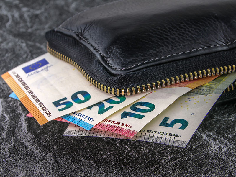 Suomessa kierrossa olleista seteleistä löytyi 980 euroseteliväärennöstä vuonna 2019. Määrä on kasvanut edellisvuodesta, mutta on edelleen vähäinen muuhun euroalueeseen verrattuna. 

suomenpankki.fi/fi/media-ja-ju… 

#euro #seteliraha #väärennös #rahaväärennös #euroseteliväärennös