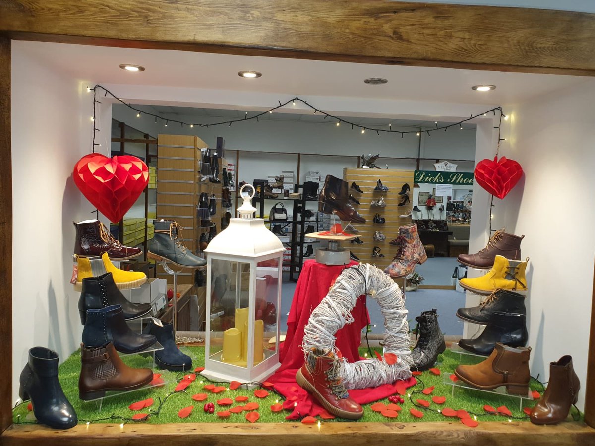 DicksShoe's tweet photo. 🎵 Love is in the Air 🎵 
Paratoi i ddathlu #DyddSantesDwynwen heddiw yn Dick’s
Preparing for #StDwynwensDay
Feel the love! 💕 https://t.co/YZ7WqHQuEm