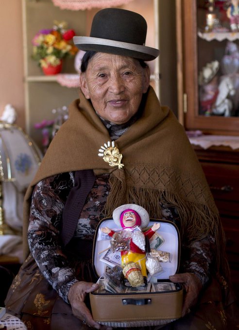 ManosdelCorazon's tweet photo. Every year on January 24th, the Alasitas Festival in La Paz, Bolivia begins and people come out in droves to pick up little idols that they hope will act as magnets for their wishes for the next year.

Image description can be found in the link: https://t.co/B0u6I5EQdi

#Alasitas https://t.co/axhOTsvxlt