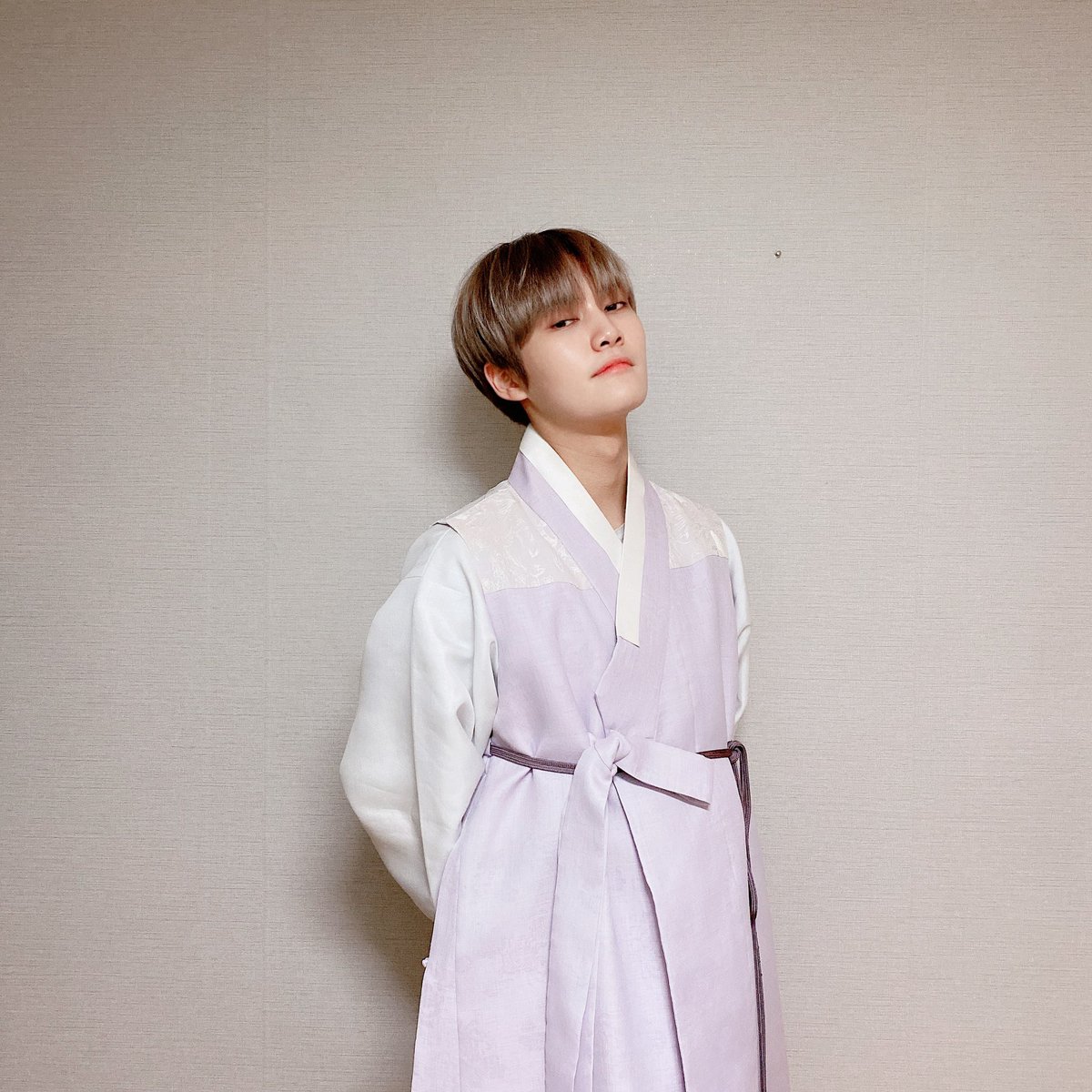 official_LMTLS's tweet photo. [#에이엠]

새해 복 많이 받으시지요~
즐거운 설 연휴가 찾아왔어요
설 연휴동안 근심 걱정 내려 놓으시고 
사랑이 가득한 풍요로운 명절 보내세요❤️
그리고 우리 팬분들하고 200일 축하해요❤️ https://t.co/XkBKyE1pgr
