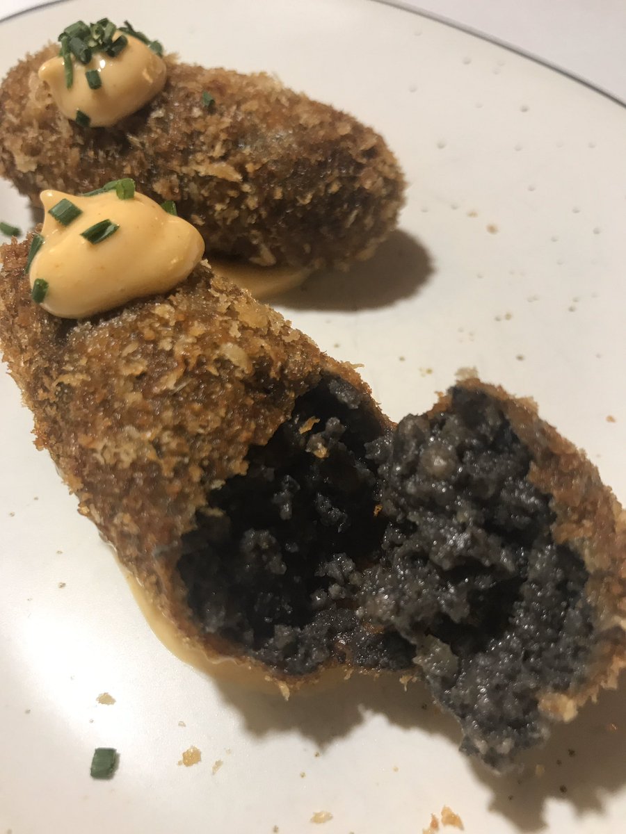 alacartemenus's tweet photo. Ayer cenamos en @canarmengol @slowfoodbcn @SlowFoodCat 

Croquetas de sepia, crujientes, cremosas y sabrosas.

Buñuelos de bacalao con salsa romesco 🥰 https://t.co/EpsPuCIXsU