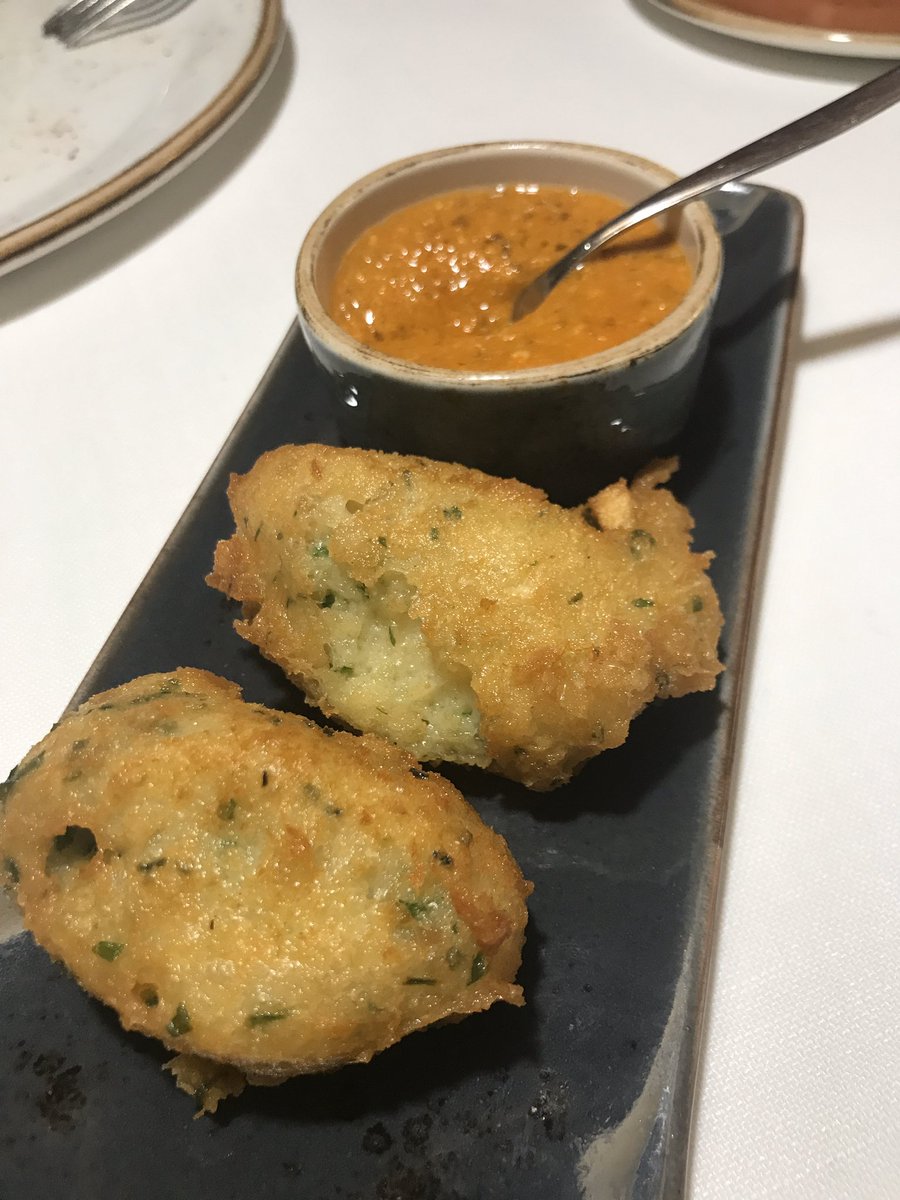 alacartemenus's tweet photo. Ayer cenamos en @canarmengol @slowfoodbcn @SlowFoodCat 

Croquetas de sepia, crujientes, cremosas y sabrosas.

Buñuelos de bacalao con salsa romesco 🥰 https://t.co/EpsPuCIXsU