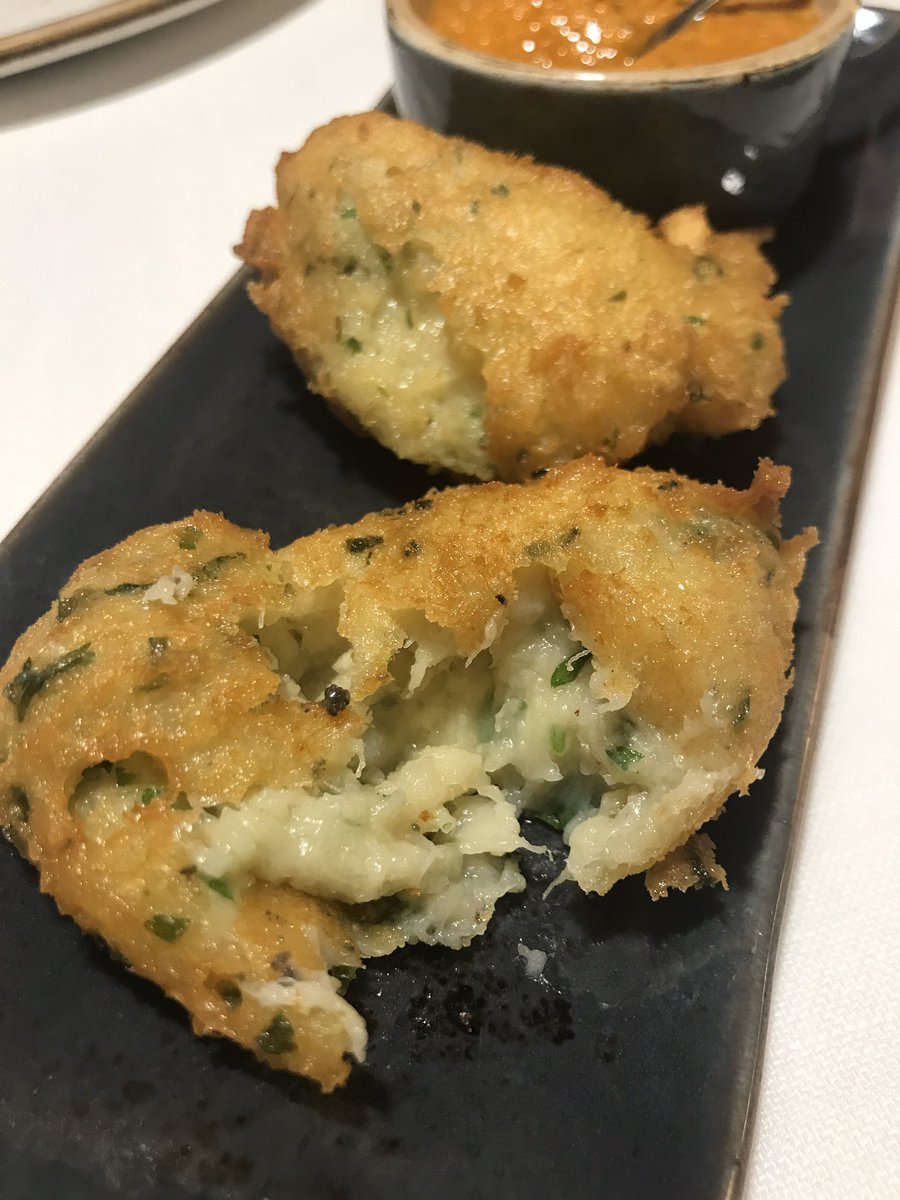 alacartemenus's tweet photo. Ayer cenamos en @canarmengol @slowfoodbcn @SlowFoodCat 

Croquetas de sepia, crujientes, cremosas y sabrosas.

Buñuelos de bacalao con salsa romesco 🥰 https://t.co/EpsPuCIXsU