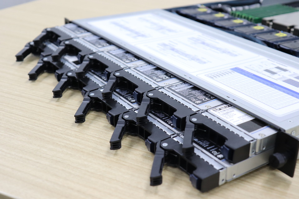 dospara_web's tweet photo. 新型最強法人向けサーバー『THIRDWAVE Pro SERVER N4110-G2 RS12-U』( ^ω^ )!
・AMD EPYC搭載🚀!
・最大64コア・128スレッド⏰!
・最大メモリ256GB📏!
・8TB NVMe SSD×12台(96TB)搭載可能🌊!
https://t.co/7ba6DWtXdN #TWPro #法人向けサーバー https://t.co/sgFqlylrFk