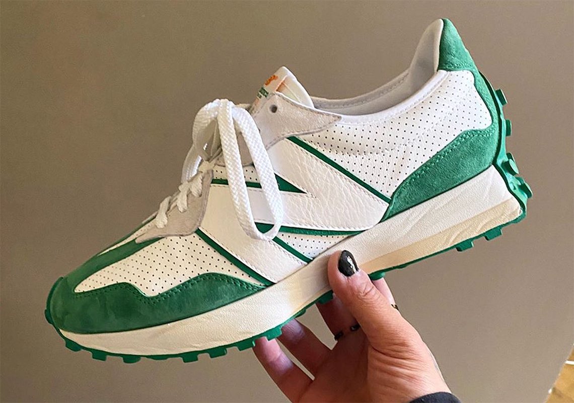 O Xrhsths 足下研 スニーカー文化研究家 Sto Twitter Casablanca Newbalance 327 パリの カサブランカ と ニューバランス がコラボするよう 巨大なnに目が行きがちだけど ソールもすごい 分厚いミッドソールが踵では二層になり その角が本当に直角 その