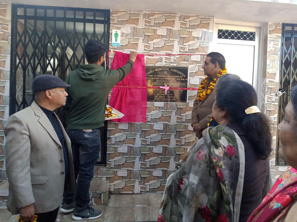 cmguptaoffice's tweet image. Mayor Jammu along with Suraj Padha Chairman @swachhbharat Committee, Amit Gupta councillor ward no 19 and official of @jmcjammu today inaugurated #CTPT Toilet cum bath complex at Govt Girls School Nehru Market Warehouse Jammu.
#SwachhJammuSwasthJammu