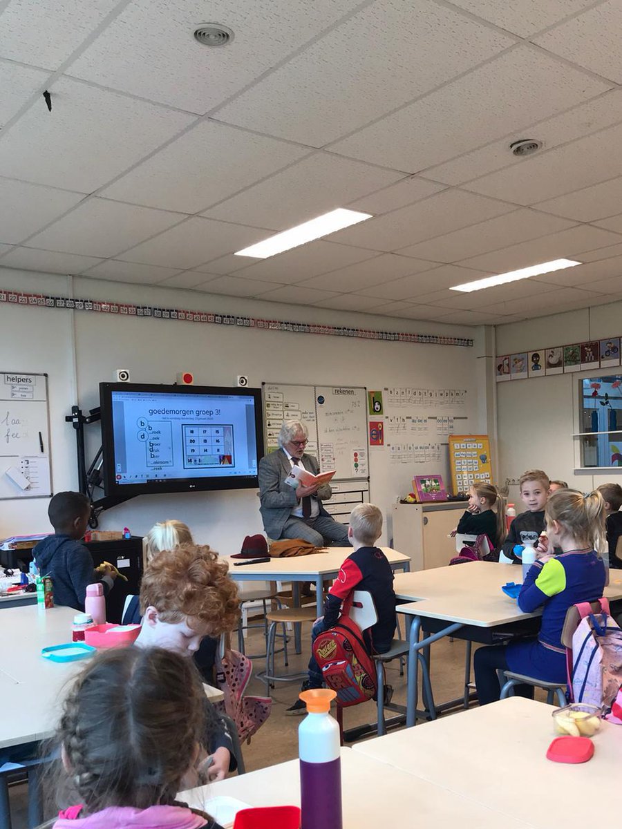 Voorleespake Johan Heddema leest voor in de klas van kleinzoon Lars op de Hoeksteen in Roden. De Gorgels is ook genieten voor de voorlezer.