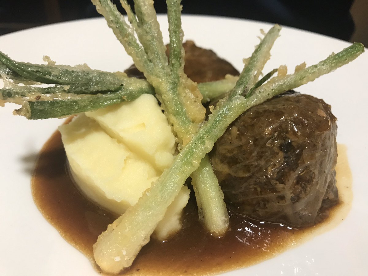 alacartemenus's tweet photo. Ayer cenamos en @canarmengol @slowfoodbcn @SlowFoodCat 

Empedrat de cigronet con anguila del Delta y romesco.

Rabo de ternera a la cerveza @Capfoguer Tiernísima y riquísima!

Dèntol con ñoquis de calabaza y espinacas 🔝🔝 https://t.co/EtZyMkWUkE