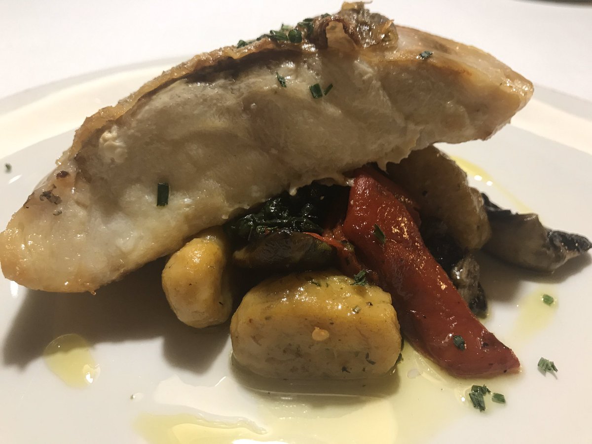 alacartemenus's tweet photo. Ayer cenamos en @canarmengol @slowfoodbcn @SlowFoodCat 

Empedrat de cigronet con anguila del Delta y romesco.

Rabo de ternera a la cerveza @Capfoguer Tiernísima y riquísima!

Dèntol con ñoquis de calabaza y espinacas 🔝🔝 https://t.co/EtZyMkWUkE