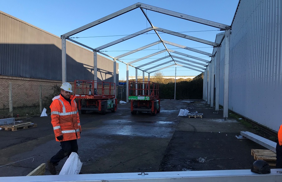 Installation work continues on a 10m x 45m x 5.2m insulated #temporarybuilding for this bathroom #manufacturer. Their warehouse reached full capacity, so a fast turnaround was needed to avoid costly off-site #storage. They opted to hire the building for flexibility #ukmg
