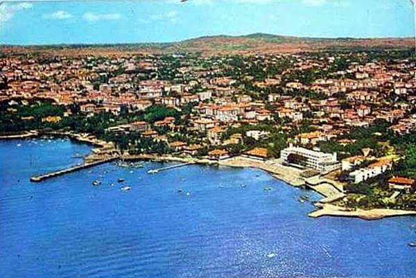 eskidenist66's tweet image. 60’larda Suadiye ve çevresi . Sağdaki beyaz bina Suadiye Oteli, önündeki kumluk alan ise Suadiye Plajı... 🏖