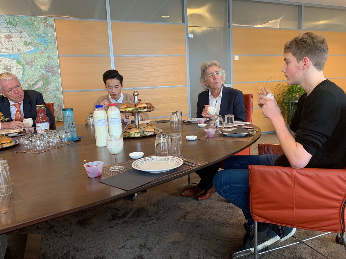 Gisteren gaf bestuurder Barry Lommen de regie over onze scholen (ISG Arcus, SG De Rietlanden, de SGL én natuurlijk Porteum) over aan Yermo van Berendonk.
Fijn, zo'n frisse wind in de organisatie! 

#baasvanmorgen