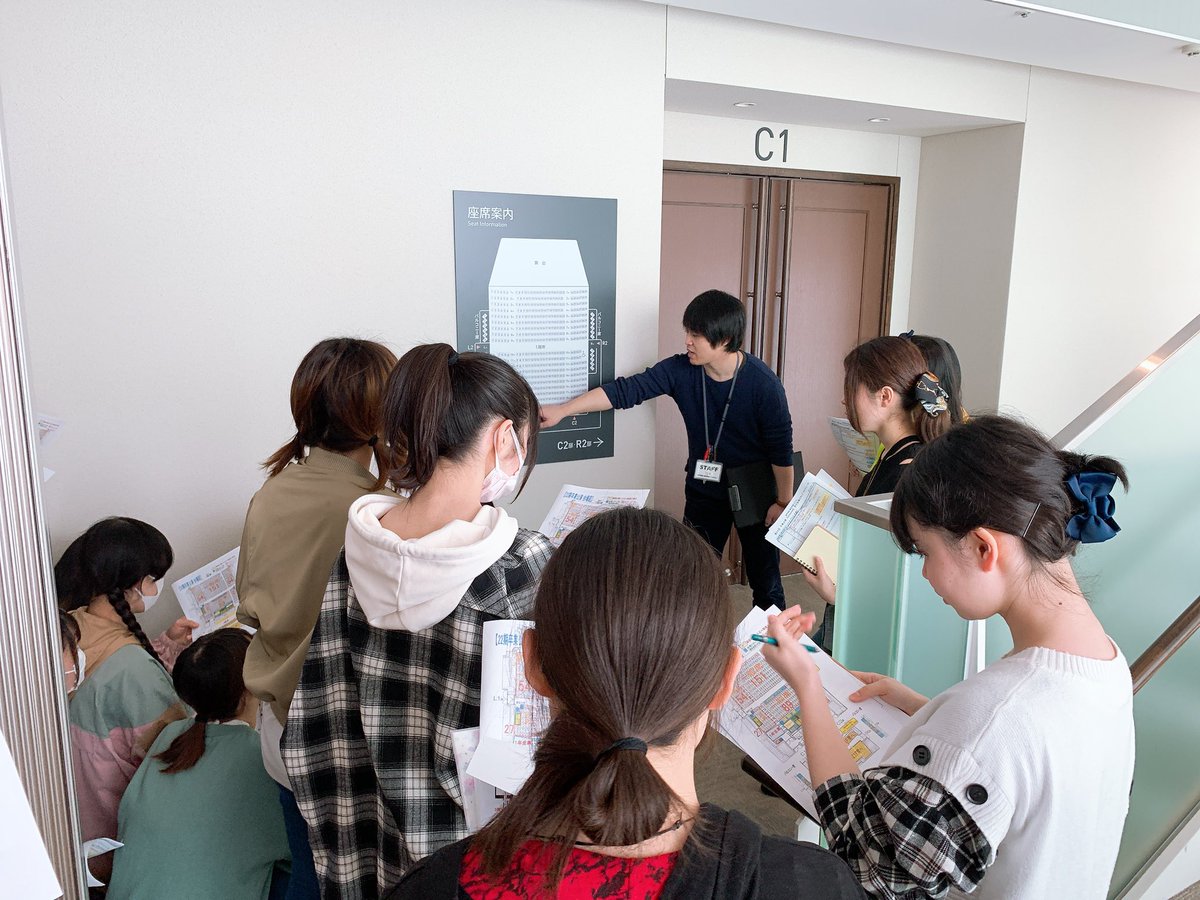 専門学校 東京声優 国際アカデミー いよいよ明日は 卒業公演 本番です 今日から渋谷区の さくらホール に入り 仕込みや場当たりを行いました 明日に向け １年生のスタッフも入念な打ち合わせ 先輩の晴れ舞台を支えます 皆さまのご来場をお待ちし