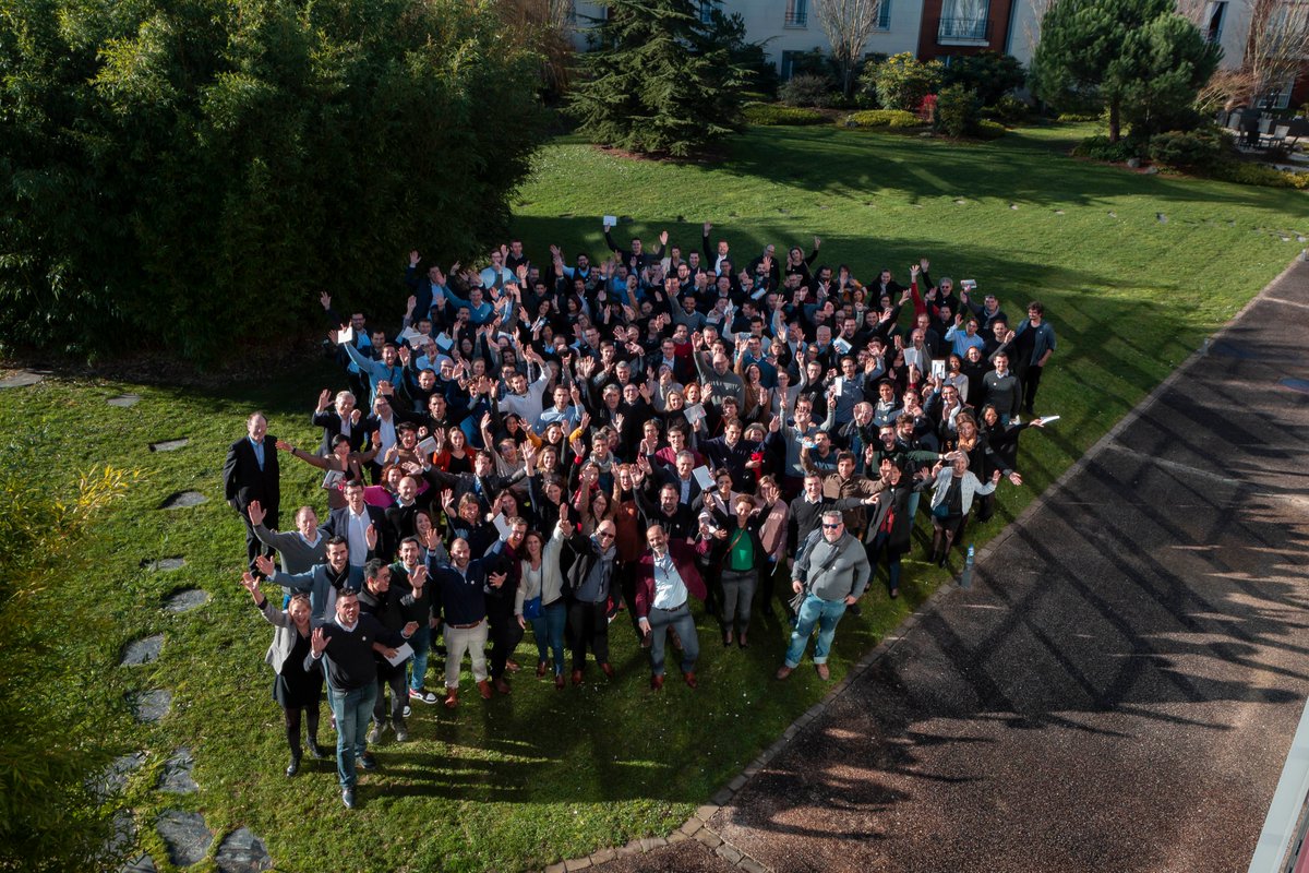 ESSORGroupe's tweet photo. [HAPPY AT WORK] Pour commencer l’année du bon pied, @ESSORGroupe  a organisé sa plénière annuelle👍
Des témoignages, des intervenants, un spectacle, des selfies, un dancefloor, du bowling🎳… ça se vit un séminaire #Essor ! 
Merci à tous ! 
#immobilierdentreprise #TeamEssor https://t.co/zWxyfUfkeP
