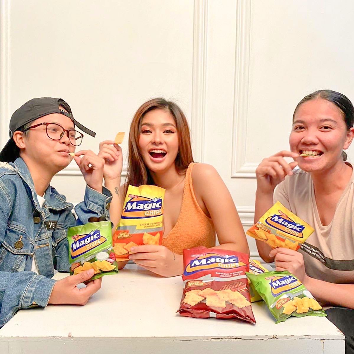 iamAndalioLoisa's tweet photo. Masaya talaga kasama yung mga taong malalapit sayo. Ito oh super close talaga kami ng aking mga bibe kaya we #ShareTheMagic and share a shirt! hahahaha 😂 Enjoy ang mga ganitong #MagicMoment at kulitan kasama ang paborito naming Magic Chips! #MagicCrackers ❤ https://t.co/8HtNvBTKy4