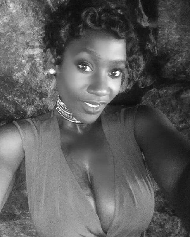 Dellasie_'s tweet photo. Adjiringanor Halle Berry 🤪🇬🇭 #FlashbackFriday #ShortHair #90sStyle #HalleBerry #Ghana https://t.co/bKIu3Ty4MU