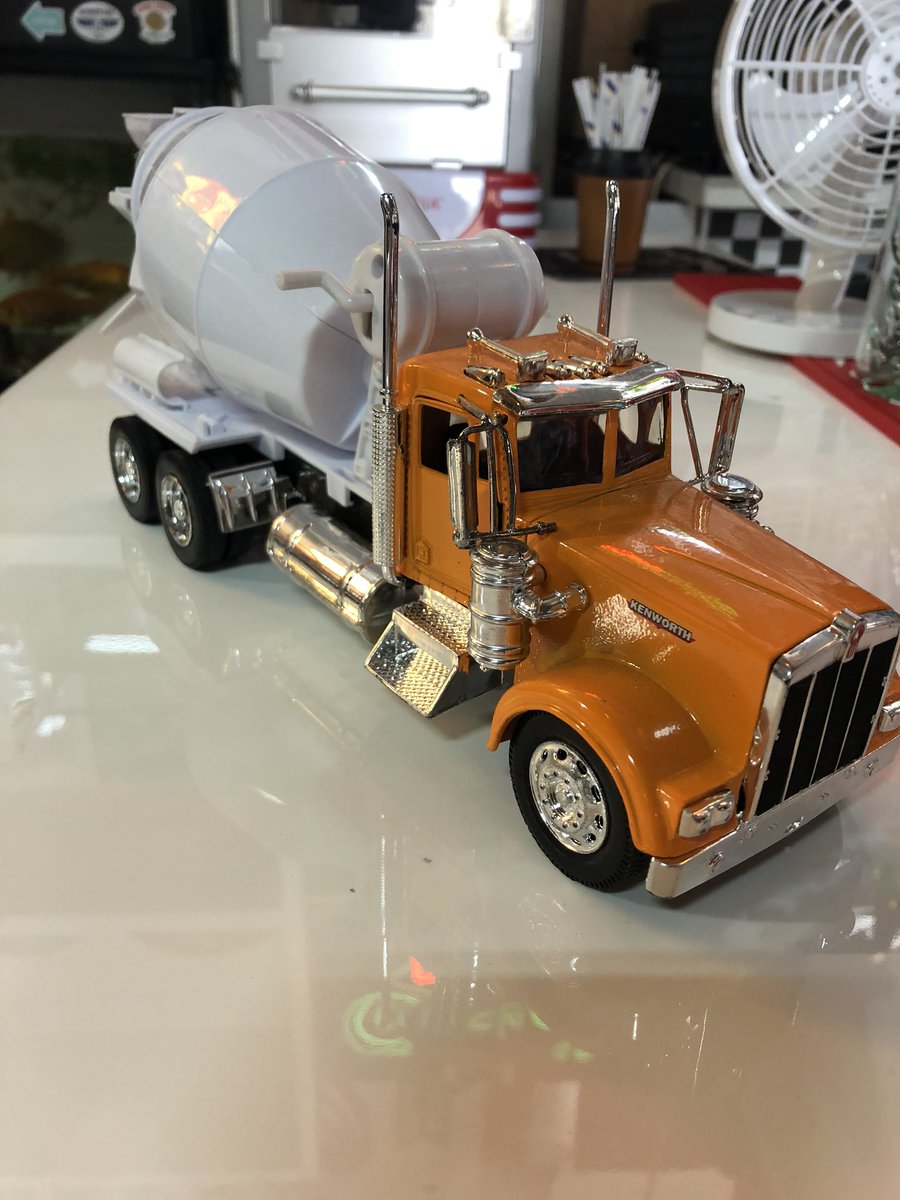 アメリカン雑貨 メトキベース Twitterren 商品の紹介です ダイキャストカー ミニカー アメリカントラック トレーラーヘッド トラクターヘッド 小さい方は電池が入ってるので音がでます ミキサー車 アメリカン雑貨屋 メトキベース Metokibase Com 明日は