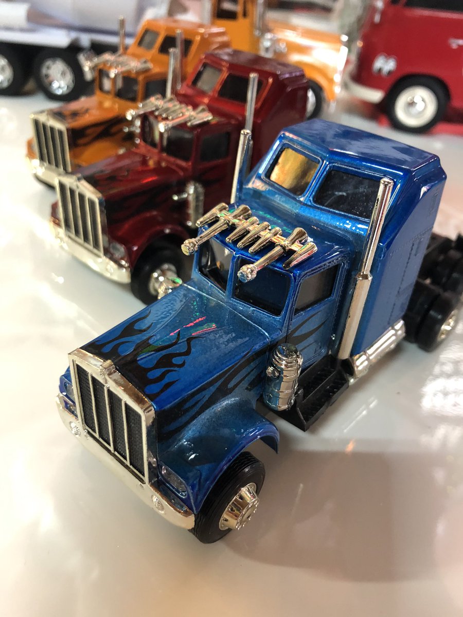 アメリカン雑貨 メトキベース Twitterren 商品の紹介です ダイキャストカー ミニカー アメリカントラック トレーラーヘッド トラクターヘッド 小さい方は電池が入ってるので音がでます ミキサー車 アメリカン雑貨屋 メトキベース Metokibase Com 明日は