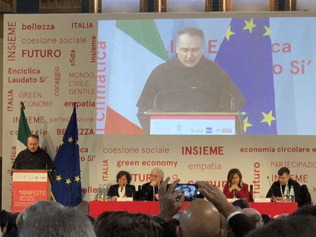 “Eravamo quattro amici al che volevano cambiare il mondo” l’incipit del Padre Custode al #ManifestodiAssisi e ricorda l’impegno del <a href="/sacroconvento/">Sacro Convento</a> con il progetto @FrasoleAssisi che curerà la sostenibilità di <a href="/FrancescoEcon/">The Economy of Francesco</a> | #frasoleassisi #economyoffrancescesco <a href="/francescoassisi/">San Francesco Assisi</a>