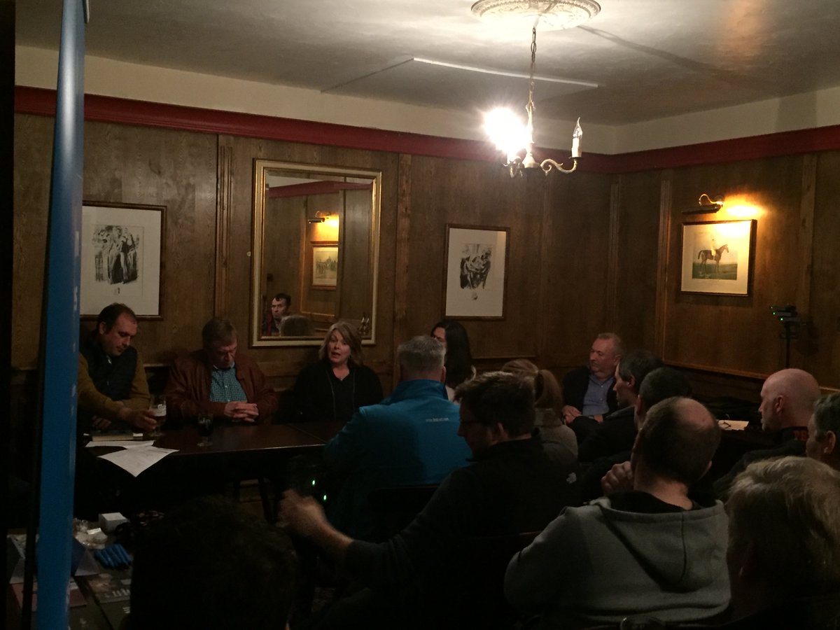 Hiraethog's tweet photo. Ystafell orlawn yn y Foelas Arms neithiwr - cyfarfod cyntaf Clwb Busnes Hiraethog, bydd ail gyfarfod cyn hir, manylion i ddod.Diolch enfawr i'r cyfranwyr, cysylltwch am fwy o wybodaeth - eirian@miconwy.org / nia.morris@businesswelsh.wales @ConwyRural @CadwynClwyd @Welsh4BizNorth https://t.co/oo61EuXPpS