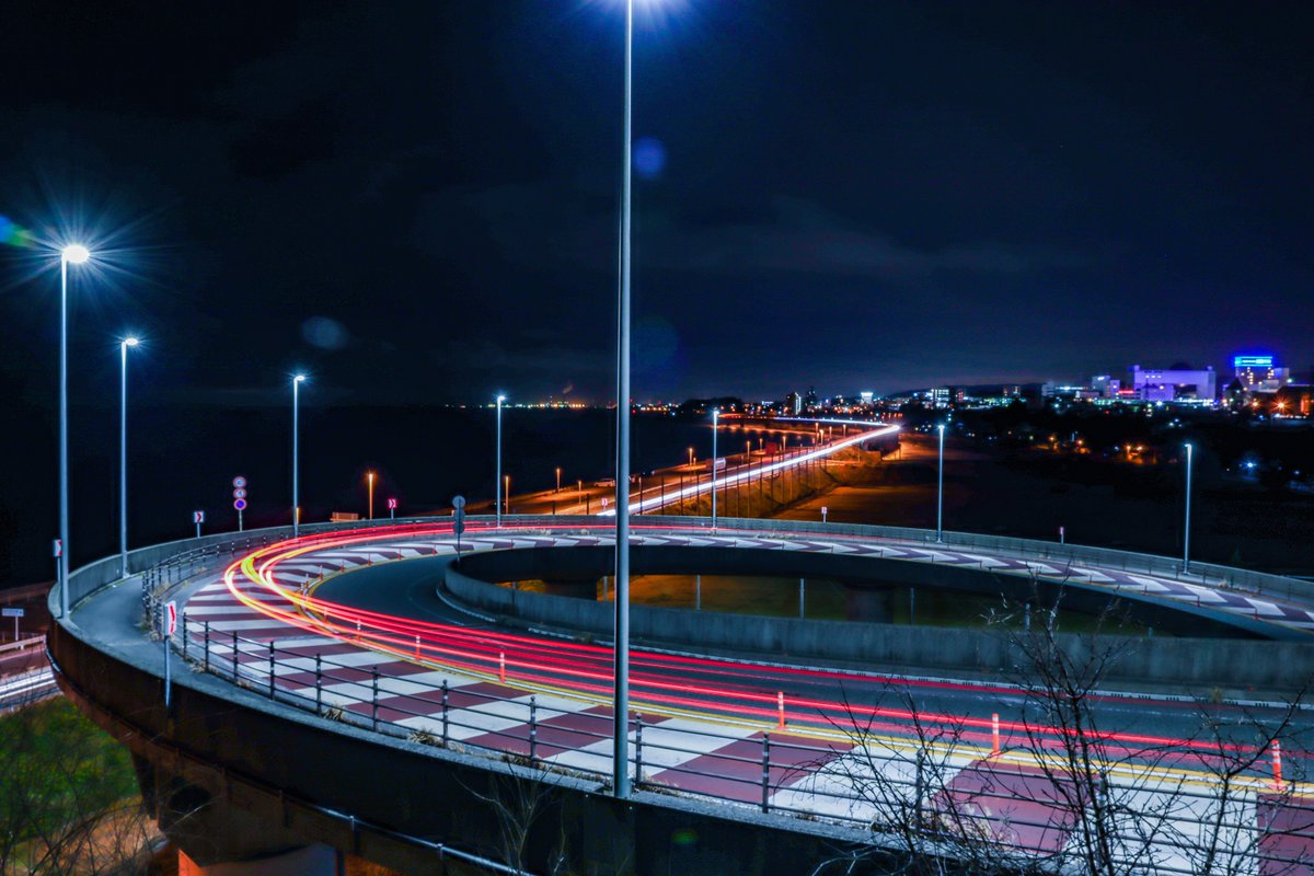 【日立市の夜景】
日立市内の海岸線をとおる日立シーサイドロードと市街地をつなぐ「浜の宮らせん橋」。太平洋を望むループ橋は、「いばらき100名橋」にも選ばれている。