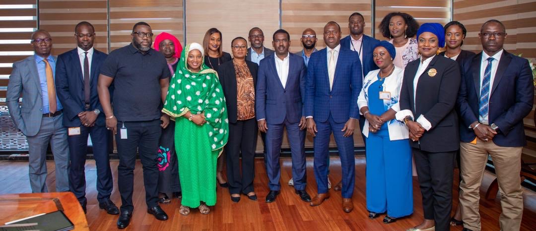 SekouKDrame's tweet photo. Rencontre avec le nouveau bureau de l’association des cadres du @GroupeSonatel dans le cadre de l’écoute de nos parties prenantes avec des échanges autour de la vision et des axes prioritaires de l’ #ACSON. #Sonatel #Orange #Kebetu https://t.co/Qn3b5fdWT4