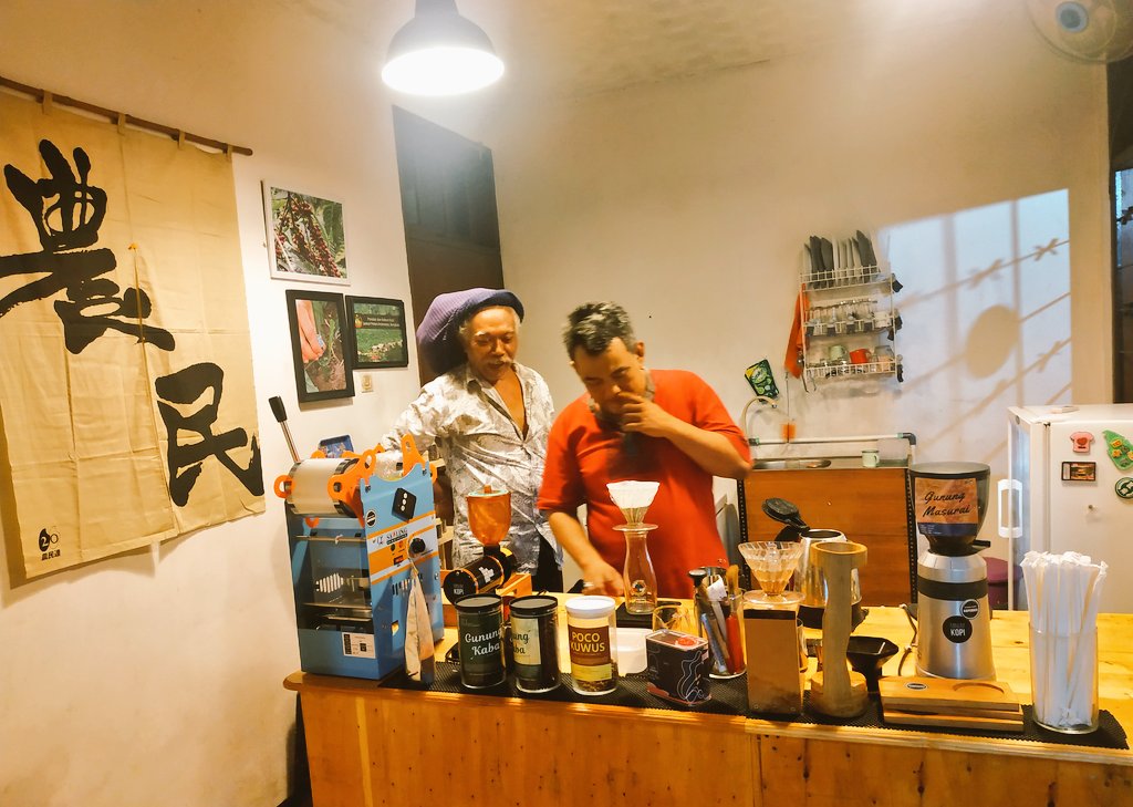 Hujannya udah reda. Mari #ngopi di kedai hari ini. In frame: Bli Bob lagi lihat-lihat proses seduh kopi di meja bar #mampang #ngopidimampang