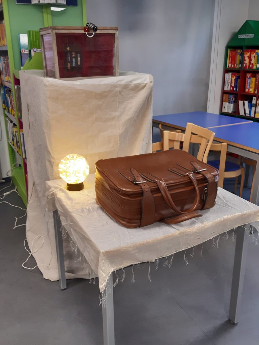 EvaConCausa's tweet photo. Qué secretos guarda esa maleta? Quien ha raptado al libro mágico de todos los cuentos? Os esperamos cada día en @LaCasaEncendida con #Scapebook y Petra Guzman @creacionesdela2 para salvar la literatura. @marugarciaochoa #Kulturaparaeldiálogo #Yvivieronfelices https://t.co/TKbs7jEC2Y