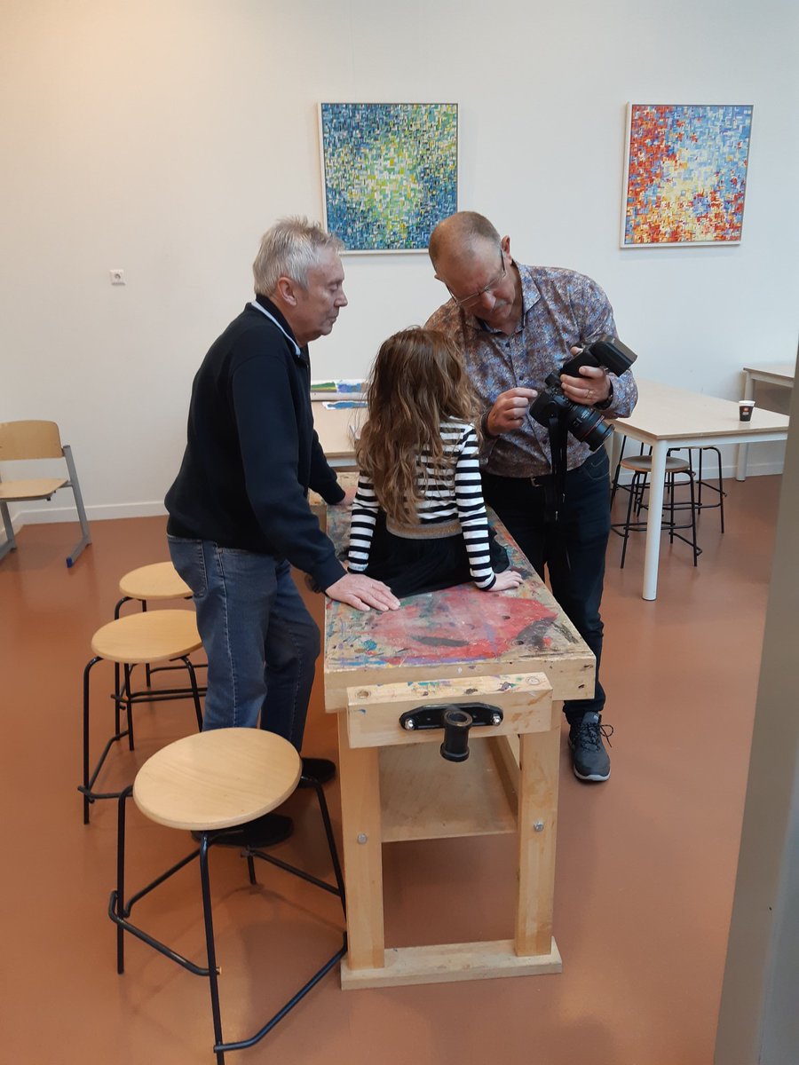 TuimelaarObs's tweet photo. Ongeveer 180 opa's en oma's in school, wat een enorme  opkomst! Ze komen van heinde en ver.... Spijkenisse,  Barendrecht en zelfs uit Lelystad! Geweldig om te zien hoe de kinderen én de opa's, oma's of andere bekenden genieten!  Samen op de foto, dank @wimdeelen voor het regelen! https://t.co/dGSzwMzN2f