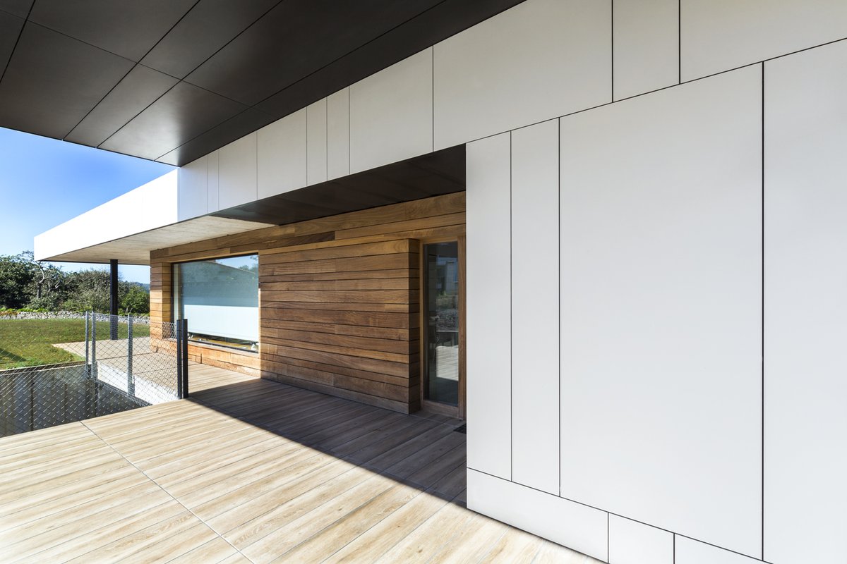 NeolithOfficial's tweet photo. Neolith® Avorio has been chosen model for the exterior cladding of this house, providing continuous insulation and blocking direct solar radiation, facilitating considerable energy saving. Designed by Agustín Montes Gaisan - MMIT Arquitectos.
.
.
.
#Neolith #SinteredStone https://t.co/7YHf0TPRb9