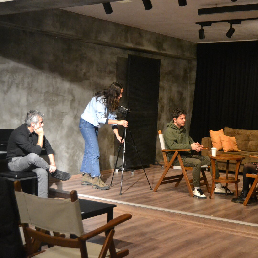 famelogacademy's tweet photo. Kameranın varlığından haberdar olarak oyunculuklarını sergileyen öğrencilerimiz dersin ilerleyen saatlerinde performanslarını izleyerek eğitmenimizin yorumlarını dinlediler! 😎🤩⁣
⁣
#famelog #famelogacademy #acting #oyunculuk #cevdetmercan https://t.co/ZrP8JHf38P