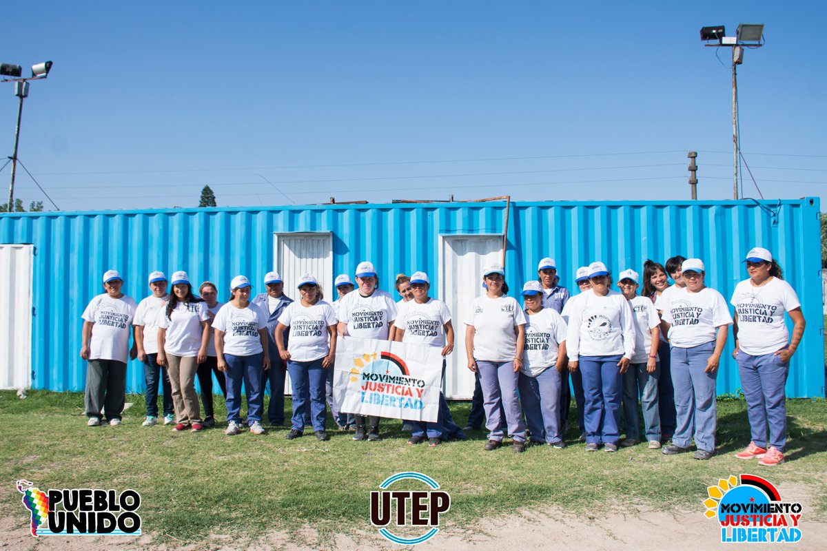 MovimientoJYL's tweet photo. #CooperativaDePintura🖌 #EnMovimiento 👩‍🎨👨‍🎨
Volvieron a encenderse los colores celeste y blanco de @CFVillaLenci en su cancha central de 21 y 78.
El grupo del @MovimientoJYL está dejando cada día más lindo el establecimiento de #BarrioAltosDeSanLorenzo
#LaPlata #Cooperativas https://t.co/WmcUzagaYl