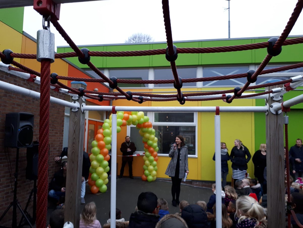Middengroningen's tweet photo. Officiële opening eerste versterkingsproject Kindcentrum Het Galjoen.
De school is bouwkundig versterkt, duurzamer gemaakt en verbeterd. Met het toevoegen van kinderopvang aan het gebouw is een compleet en aardbevingsbestendig kindcentrum ontstaan. #scholenprogramma https://t.co/MUGOeFnGCH